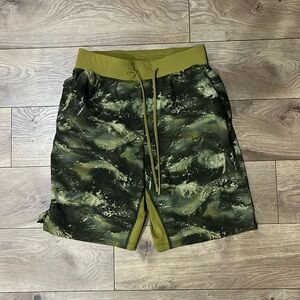 Men’s Lululemon shorts “7